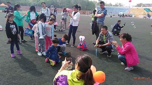 新葡的京集团8814举办“迎‘六一’东林宝贝趣味运动会”